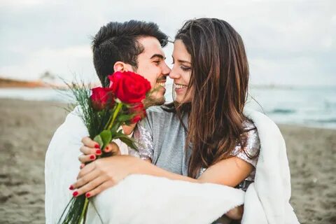 Casal abraçado com rosas vermelhas