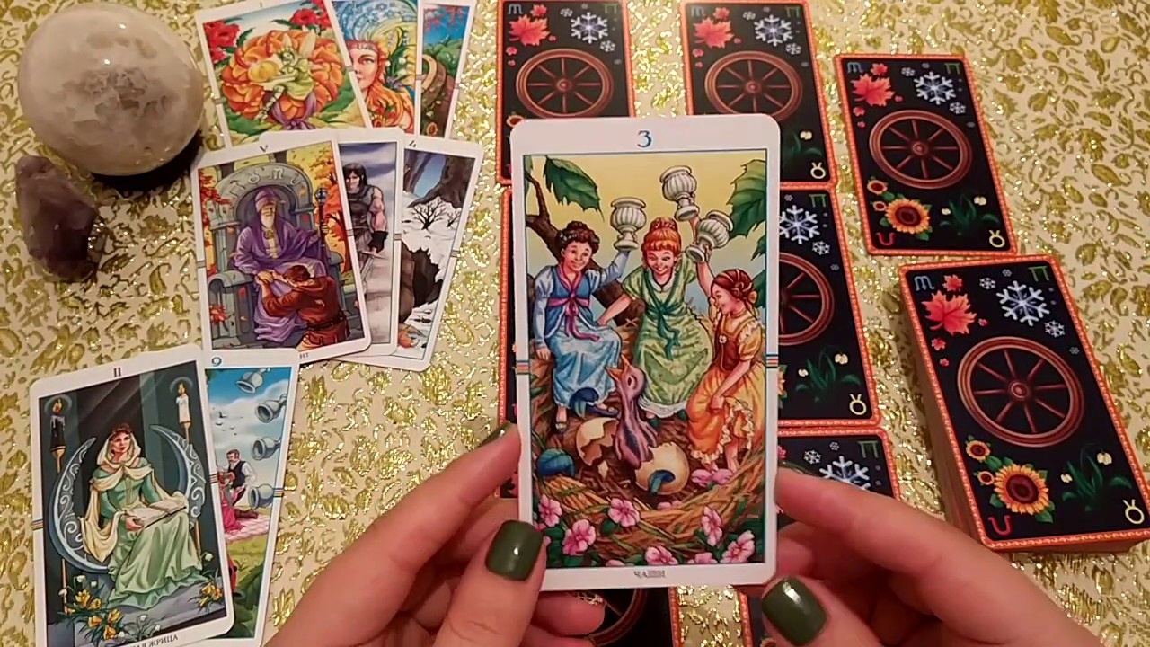 Cartas de tarot espalhadas sobre a mesa